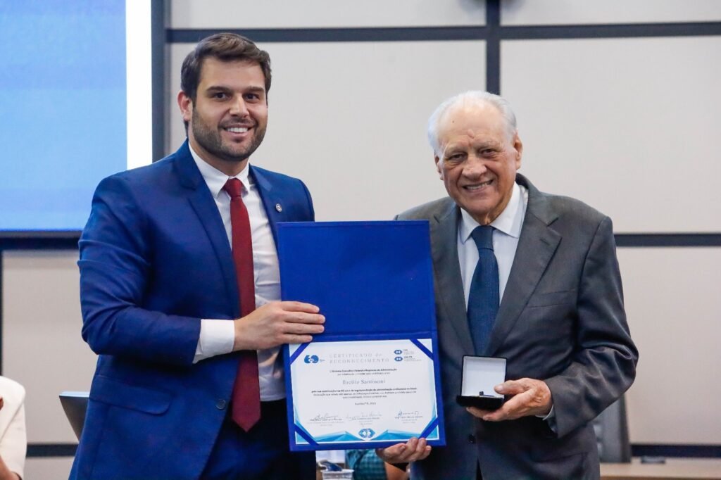 Ercílio santinoni é homenageado pelo sistema cfa/cras pelos 60 anos de regulamentação da administração 1 Whatsapp image 2025 12 08 at 16. 33. 35